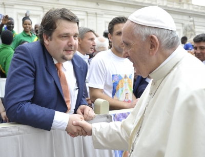 Papst Franziskus (rechts) begrüßt den Europaabgeordneten Dennis Radtke MdEP (links) bei einer Generalaudienz auf dem Petersplatz in Rom persönlich.