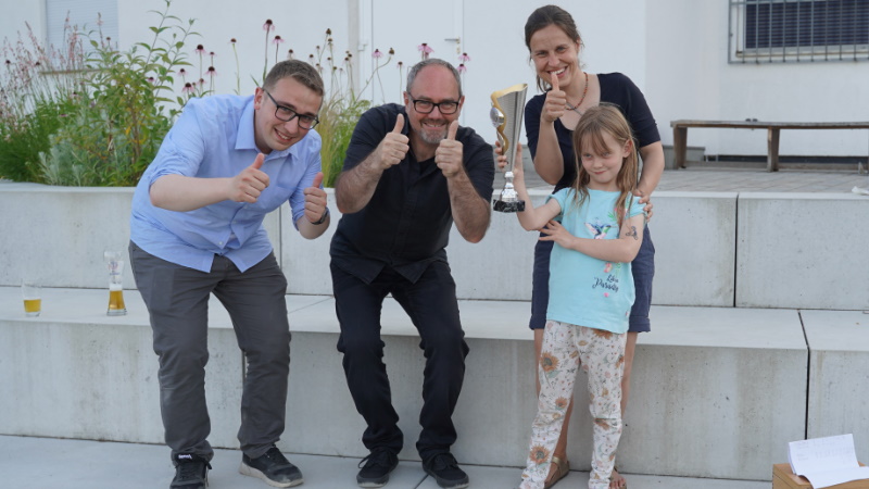 Das Bild zeigt die Siegermannschaft des Conny Cups mit Julian Kendziora, Arne Lindemann sowie Katrin und Amalia Gräfingholt von links nach rechts. Den  Cup ziert eine alte Zwei-DM-Münze mit dem Portrait von Konrad Adenauer.