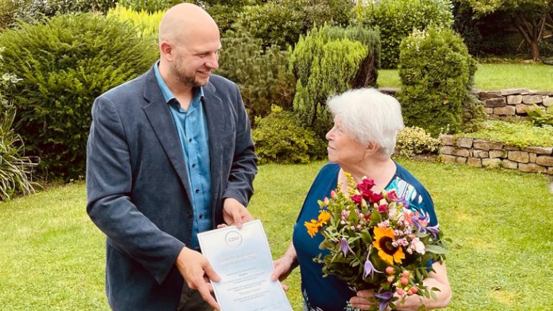 David Schary (l.) dankt Renate Tewes (r.) im Namen der CDU für ihre 50-jährige Mitgliedschaft