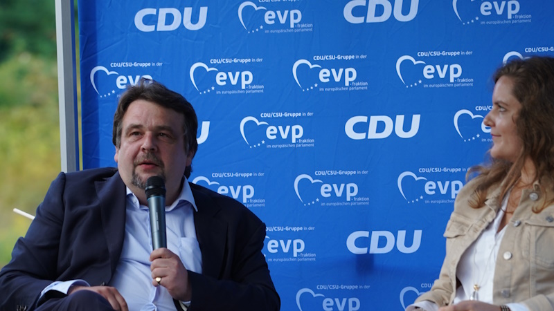 Bildzeile (v.l.n.r.): CDU-Europaabgeordneter Dennis Radtke (EVP-Fraktion) und Moderatorin Fee Roth.
Foto: Julian Kendziora
