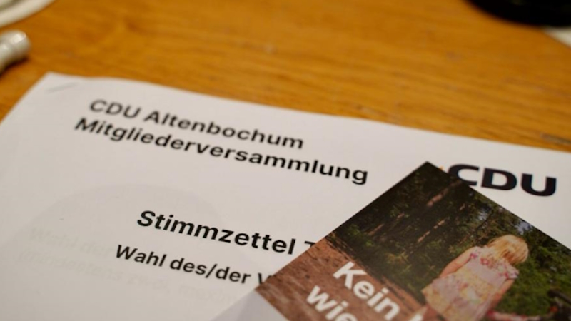 Stimmzettel und eine Information zur Stiftung Auszeit. (Foto: Julian Kendziora)