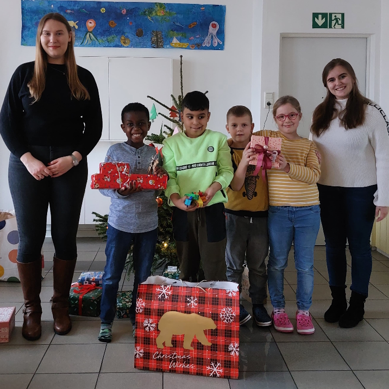 Schöne Bescherung: Mitglieder der Junge Union Bochum übergeben Ihre Geschenke an die Kinder des St. Vinzenz e.V.
Foto: Marion Wiemann
